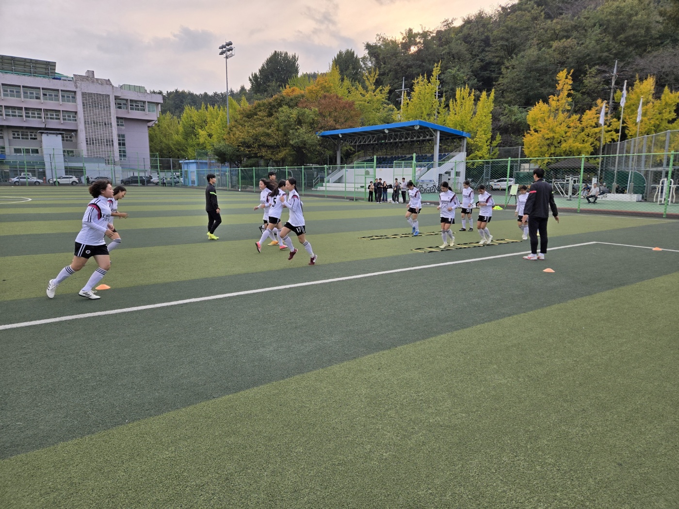 재능기부, 관내 여중 찾아가는 축구교실